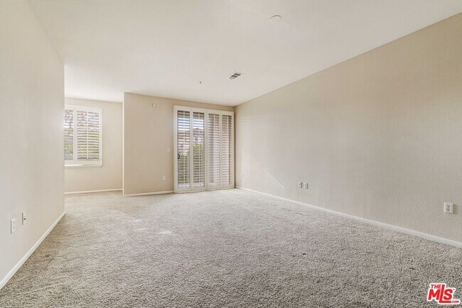 Building Photo - 6400 Crescent Prk E