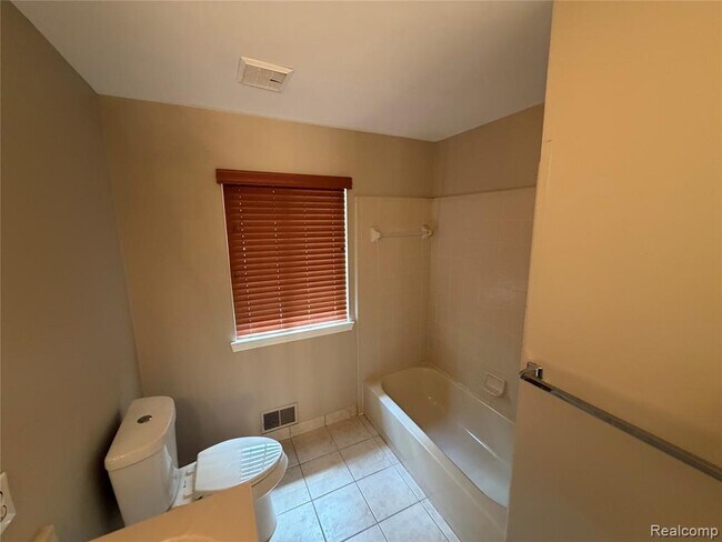 Building Photo - 27424 Rosewood Ct