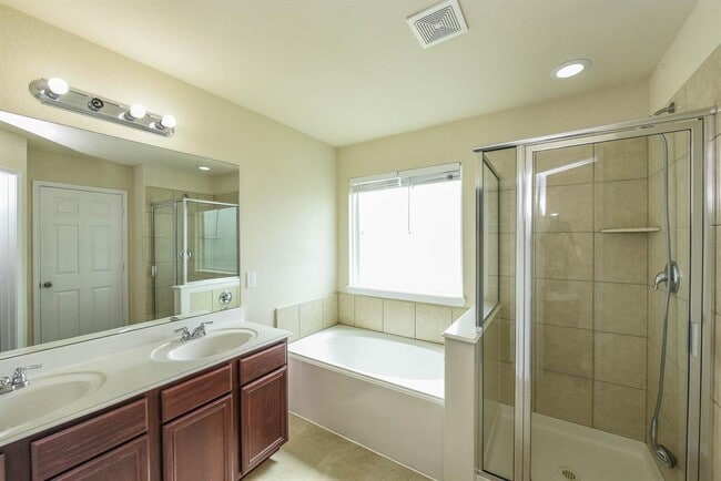 Building Photo - 18402 Each Elm Way