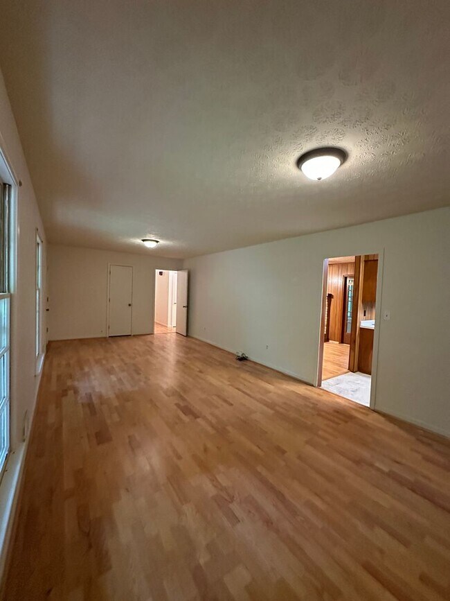 Building Photo - Available now,  3/2 with large unfinished basement, in University Heights
