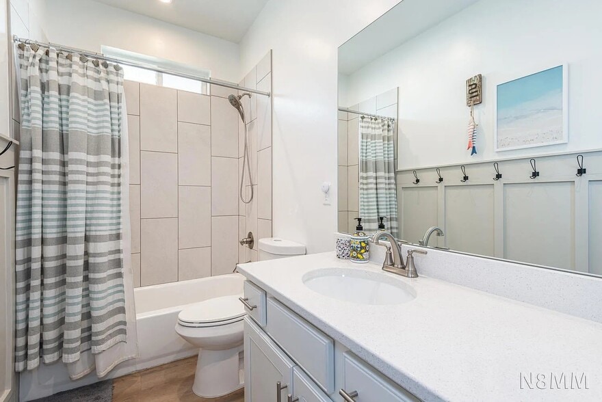 Building Photo - 5651 S Garnet Dr
