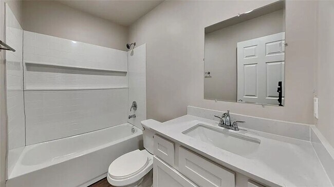 Building Photo - Beautiful 3-Bedroom Home in Yukon – Available Now!