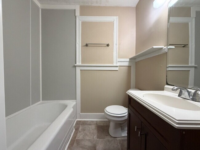 Building Photo - Now Ready: 2BR, 1BA duplex (Do not apply without speaking with us first.)