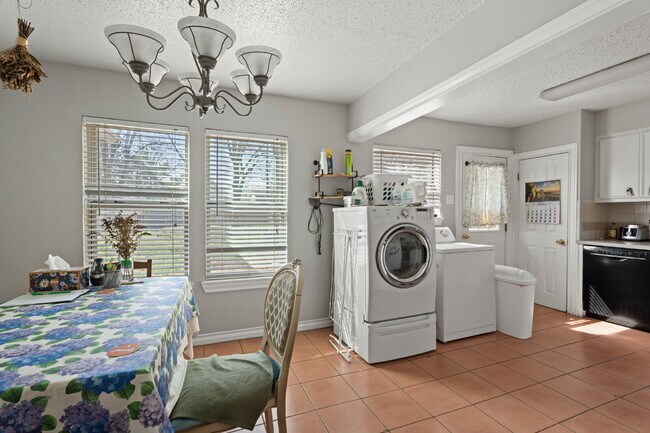 Building Photo - Tech Terrace 2-Bedroom Home Available for Summer 2026 Pre-Lease