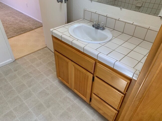 Building Photo - One Bedroom, Stand alone apartment on priv...