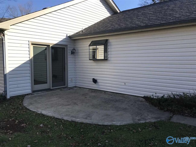 Building Photo - 1305 Chimney Springs Dr SE