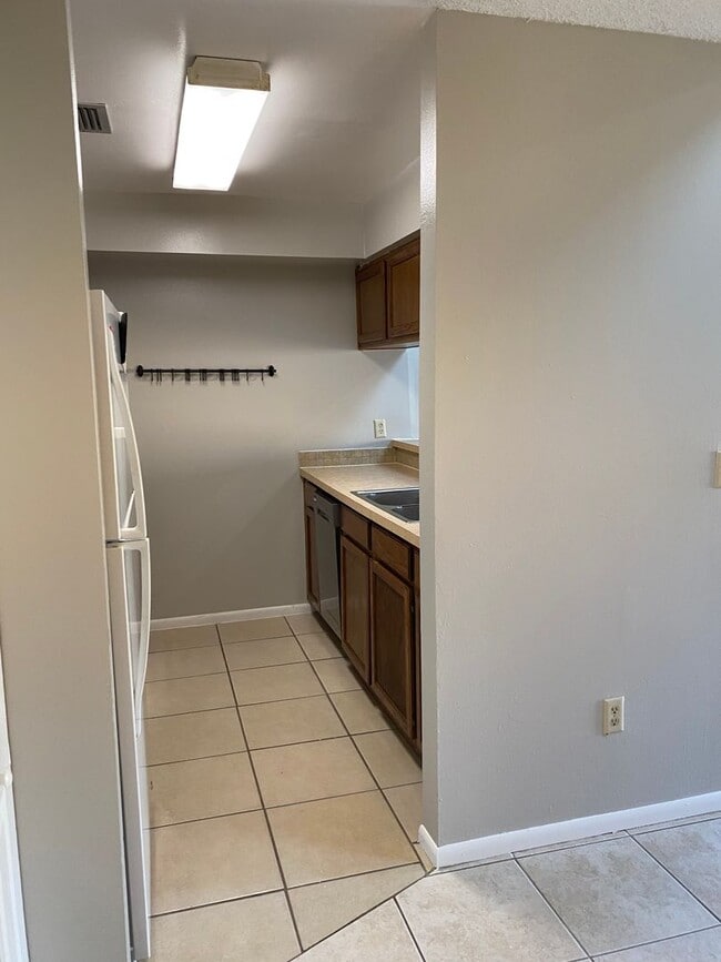 Building Photo - 2 bedroom + loft, 2 bathroom townhome near UCF