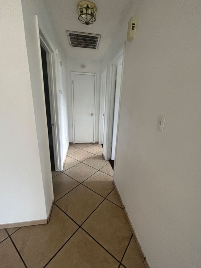 Building Photo - Coming soon-  Spacious 3 bed/2bath Single Family home in Delano!!