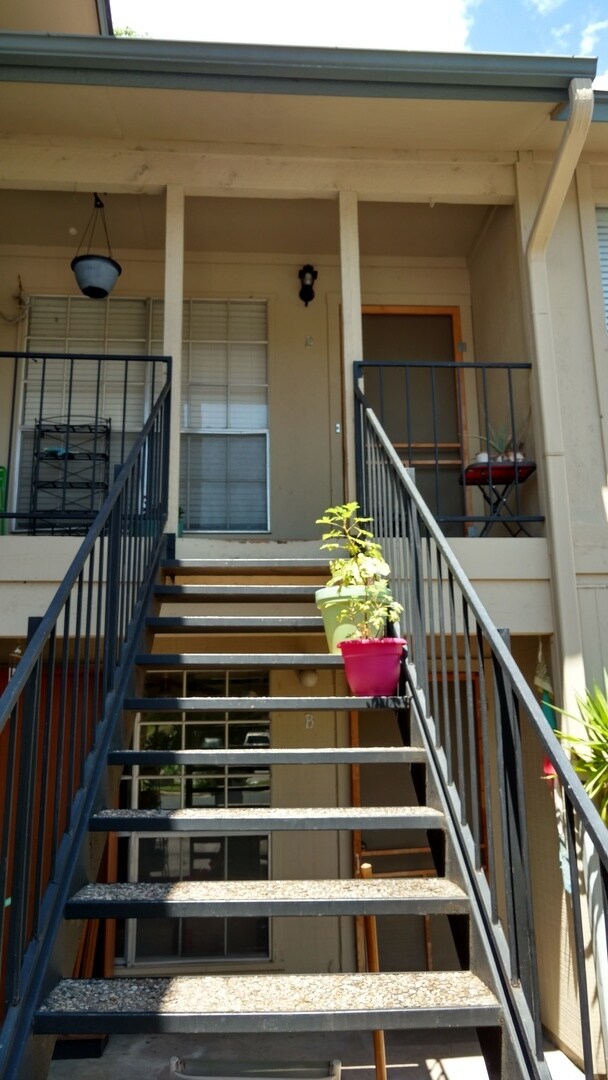 Building Photo - 1302 Hollow Creek Dr