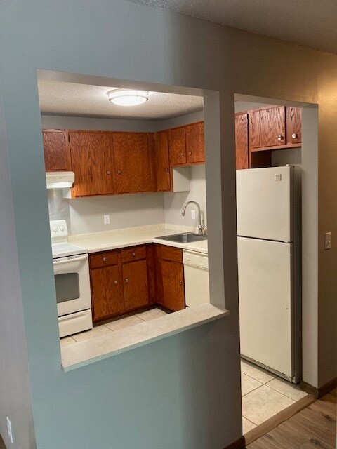 Building Photo - 1887 Silver Bell Rd