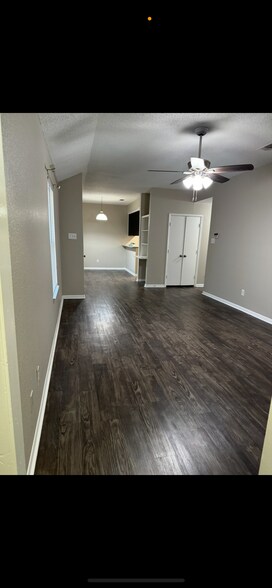 Building Photo - 1305 Bagby Ave