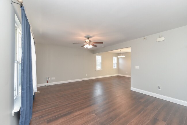 Building Photo - Beautiful 3BR/2.5BA in North Nashville!