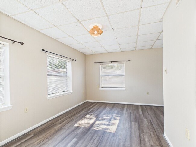 Building Photo - 321 W Park St