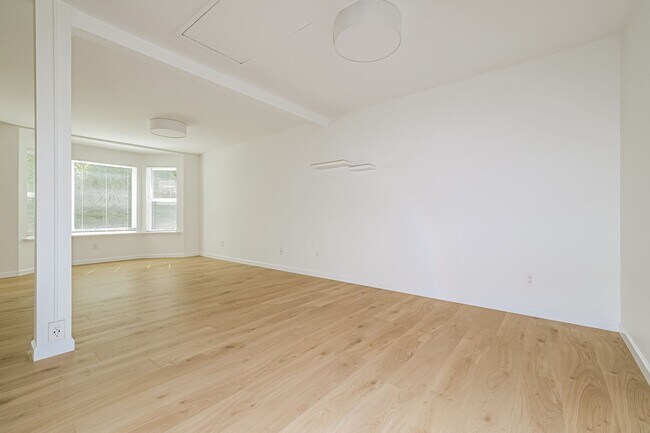 Building Photo - Warm and Welcoming 3 Bedroom in Prime Seattle Location