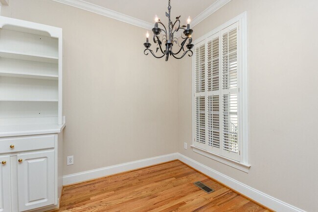 Building Photo - Spacious Townhome in the Heart of Raleigh,...