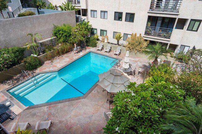 Building Photo - Modern Condo with over 1300 Square Feet wi...