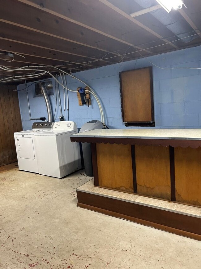 Building Photo - 3 Bedroom, 2 bath in the quiet Woodcliff Acres community