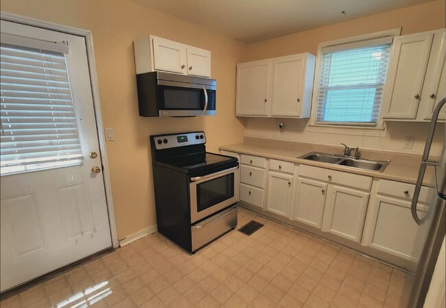 Building Photo - 3 bd/1 bth w/fenced yard. Close to all thi...