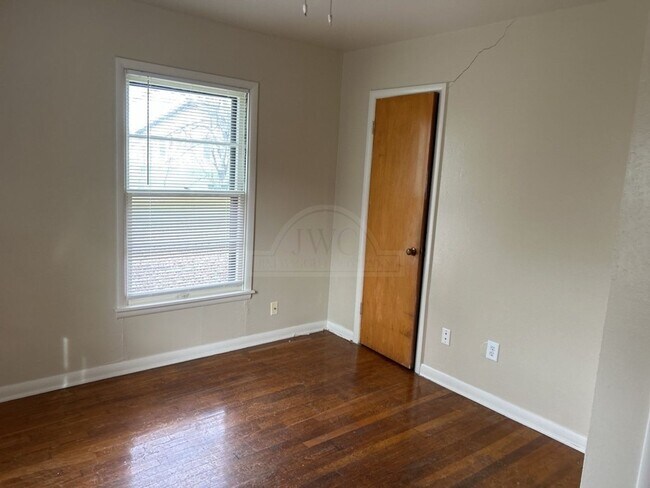 Building Photo - 408 Allen St