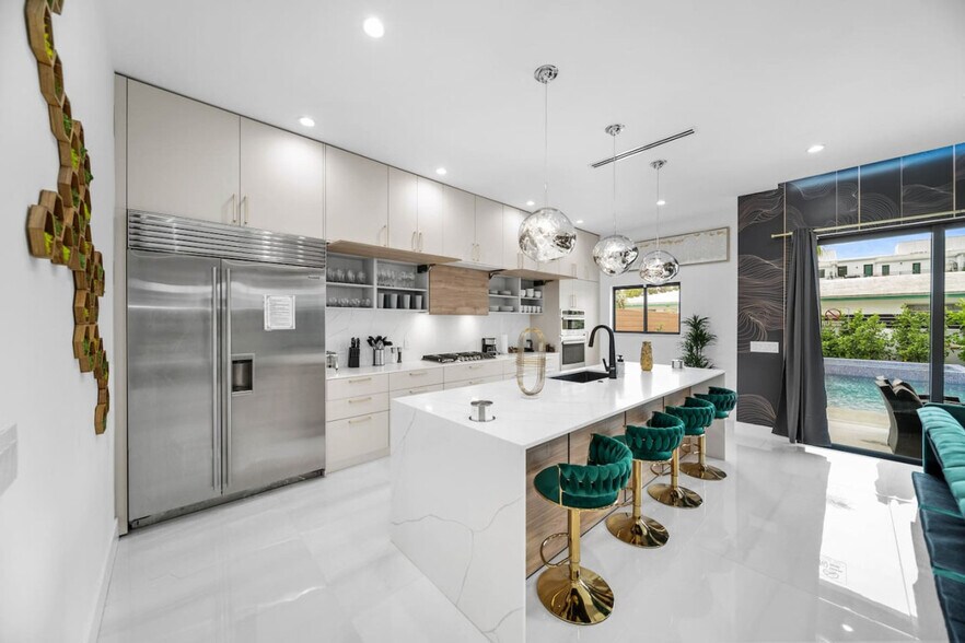 Building Photo - 547 NE 16th Ave