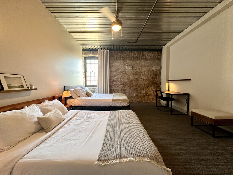 Building Photo - 1009 W Juneau Ave