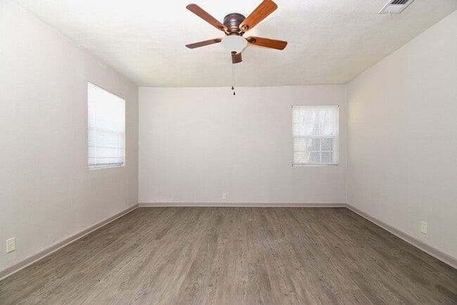 Building Photo - LORAINE.518-520