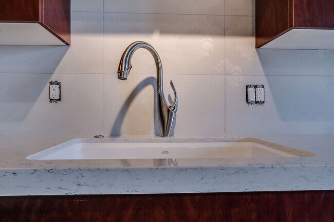 Building Photo - 114 W Adams St