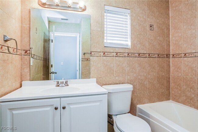 Building Photo - 2214 SW 2nd Ct