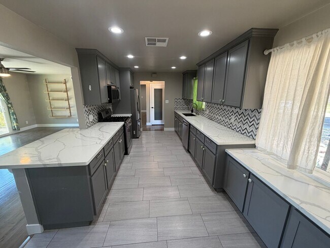 Building Photo - 3 Bedroom | 2 Bathroom | Single family home in Golf Course Terrace