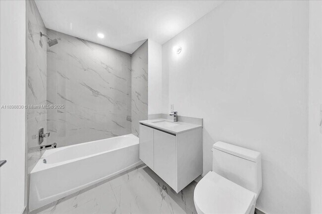 Building Photo - 700 NE 24th St