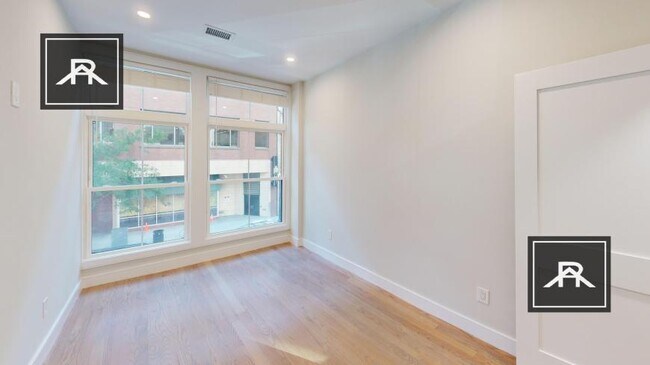 Building Photo - 3 bedroom in Boston MA 02116