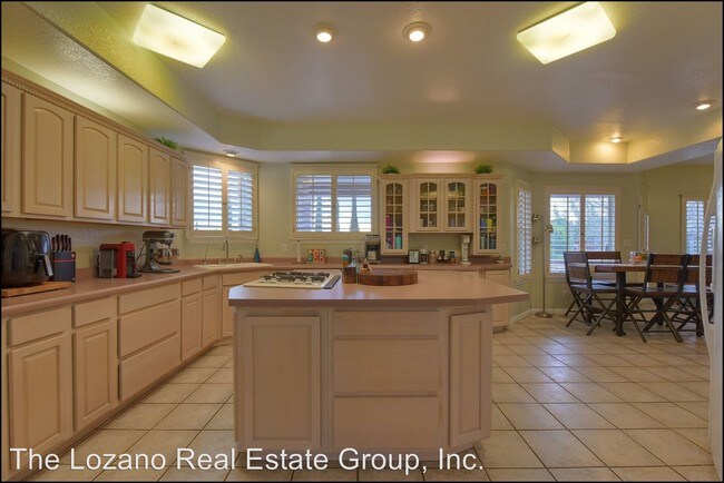 Building Photo - 5 br, 3 bath House - 909 Via Descanso Drive