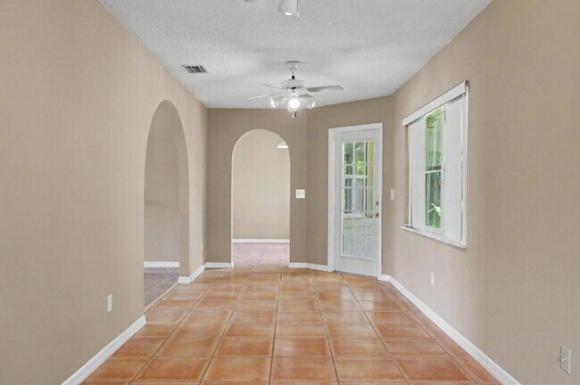 Building Photo - Charming Rental on Quiet Cul-de-Sac!