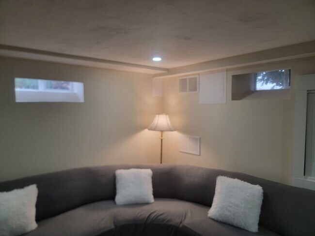 Building Photo - Charming 1BR House in Fairhaven