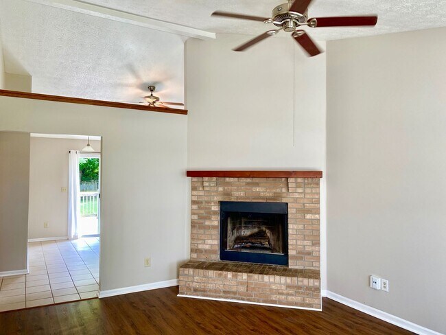 Building Photo - COMING SOON!! Great 3 Bedroom 2 Bathroom R...