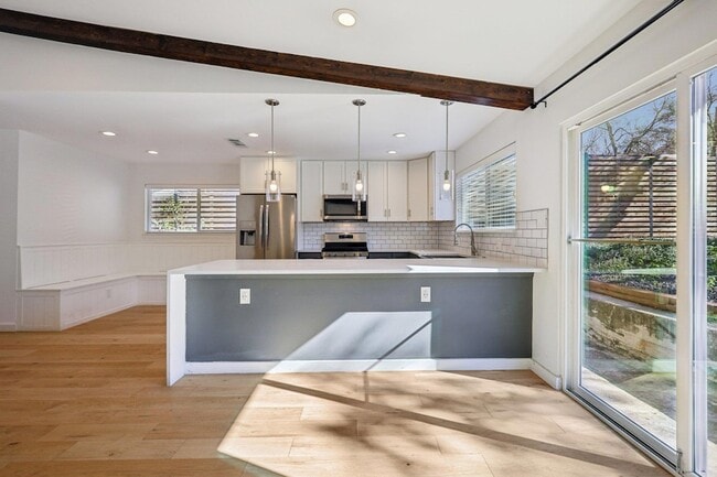 Building Photo - 7205 Twisted Oaks Dr