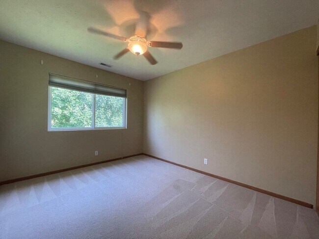 Building Photo - Large Home for rent in Bellevue