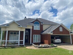 Building Photo - Lakefront family home