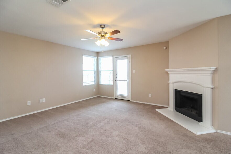 Building Photo - 698 Austin Ln
