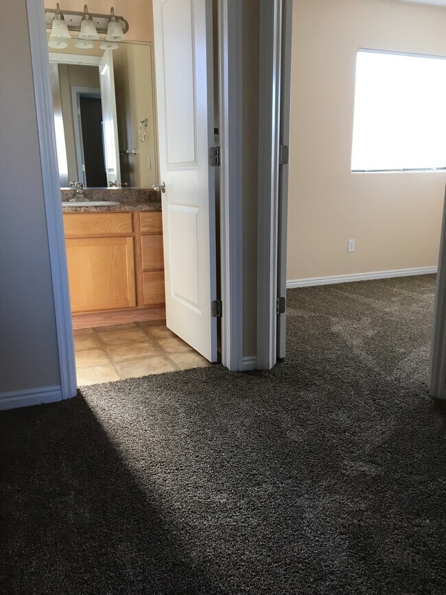 Building Photo - Nice Home in Quiet Community