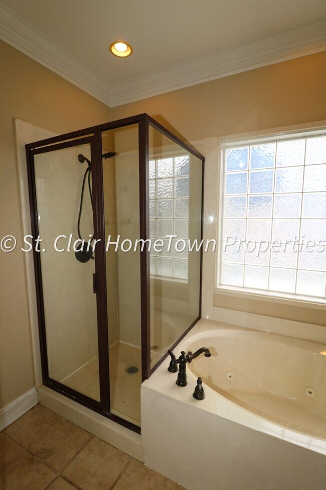 Building Photo - GREAT RENTAL IN FOX HOLLOW SUBDIVISION!