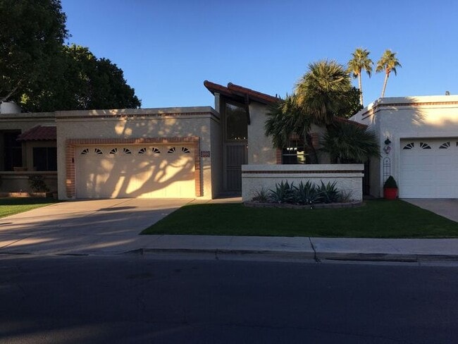 Building Photo - READY TO VIEW NOW! Adorable 2 Bed 2 Bath C...