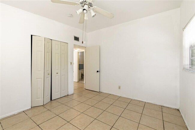 Building Photo - 2615 9th Ave Dr E