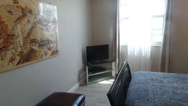 Building Photo - 610 Clematis St