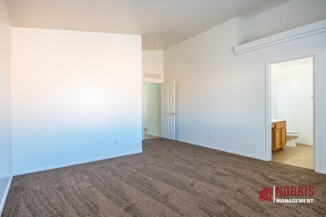 Building Photo - Great Home Located minutes from Freeway