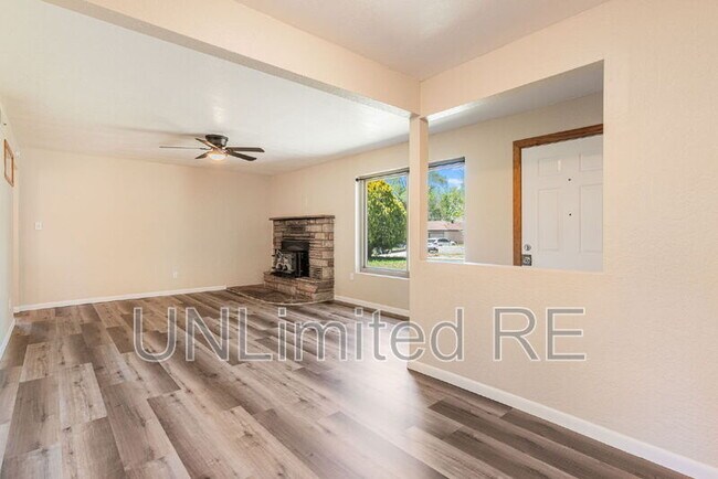 Building Photo - 2926 N Steves Blvd