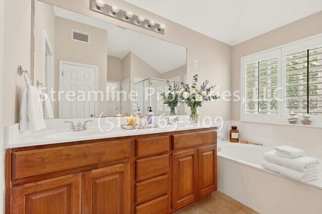 Building Photo - Spacious 4 Bedroom, 2 Bath - Open Layout!