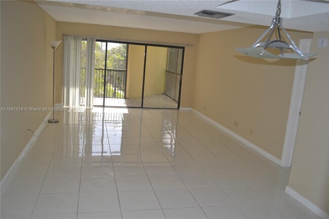 Building Photo - 491 Racquet Club Rd
