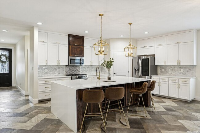 Building Photo - 303 Pendleton Ave