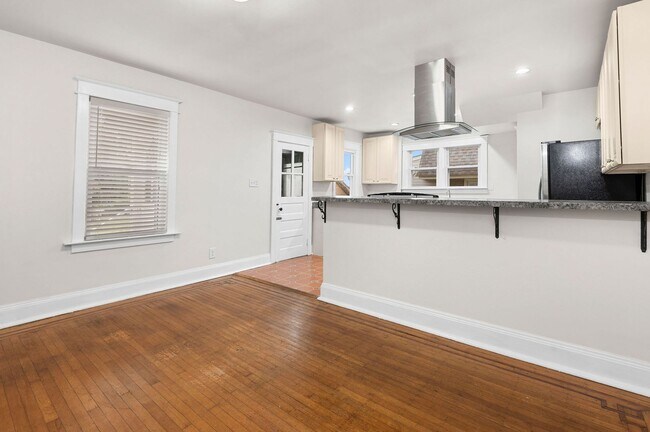 Building Photo - Single family home with hardwood floors th...